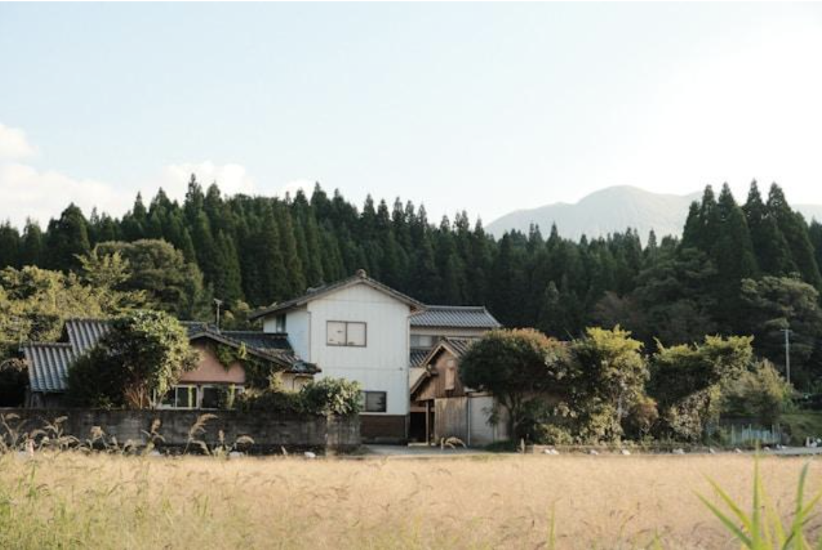 物が散らかった部屋と不動産売却のイメージ