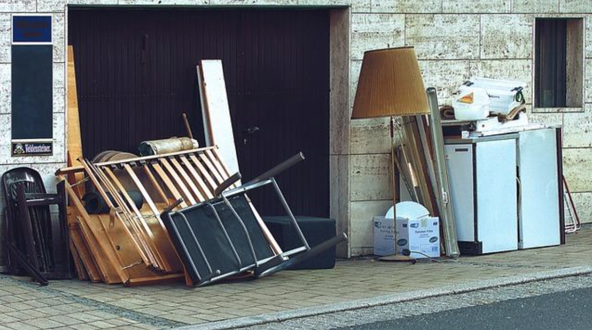 残置物のある家と空っぽの家の比較イメージ