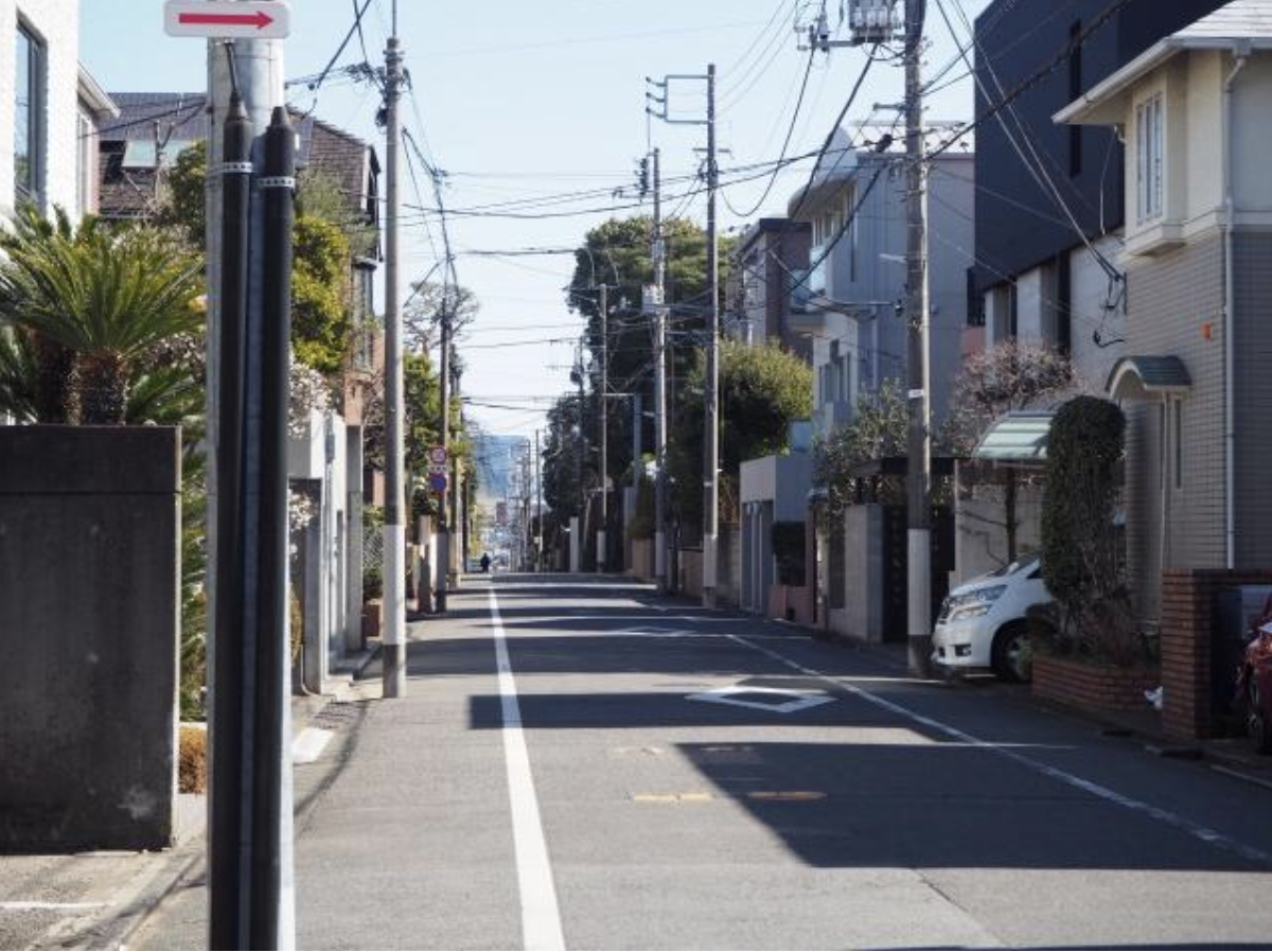 福島市の地図と土地価格の変動を示すグラフ
