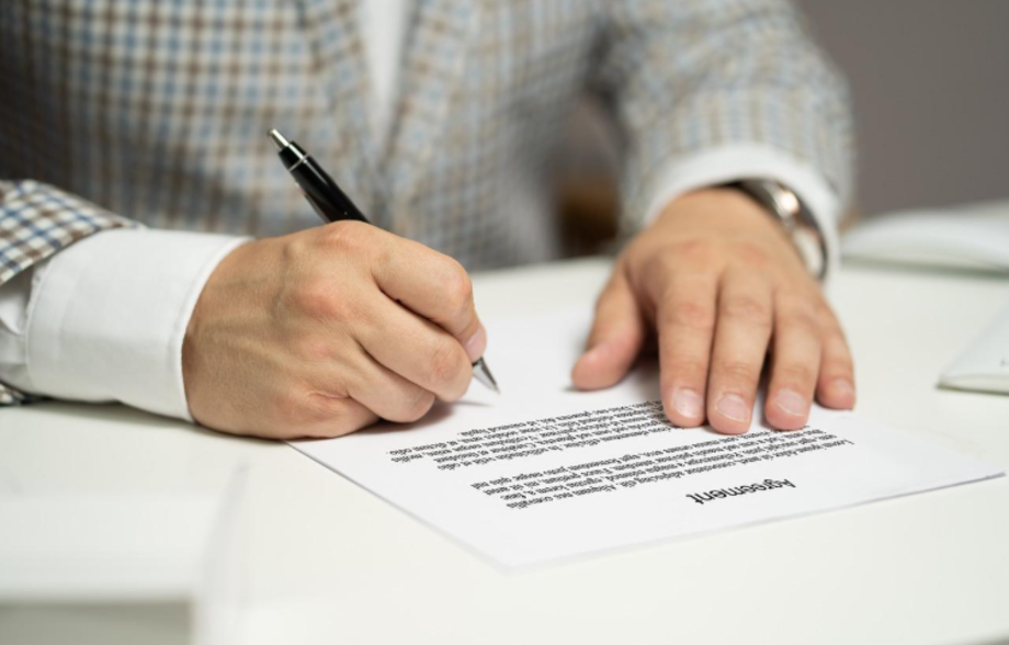 遺言書のイメージと遺産分割協議の様子